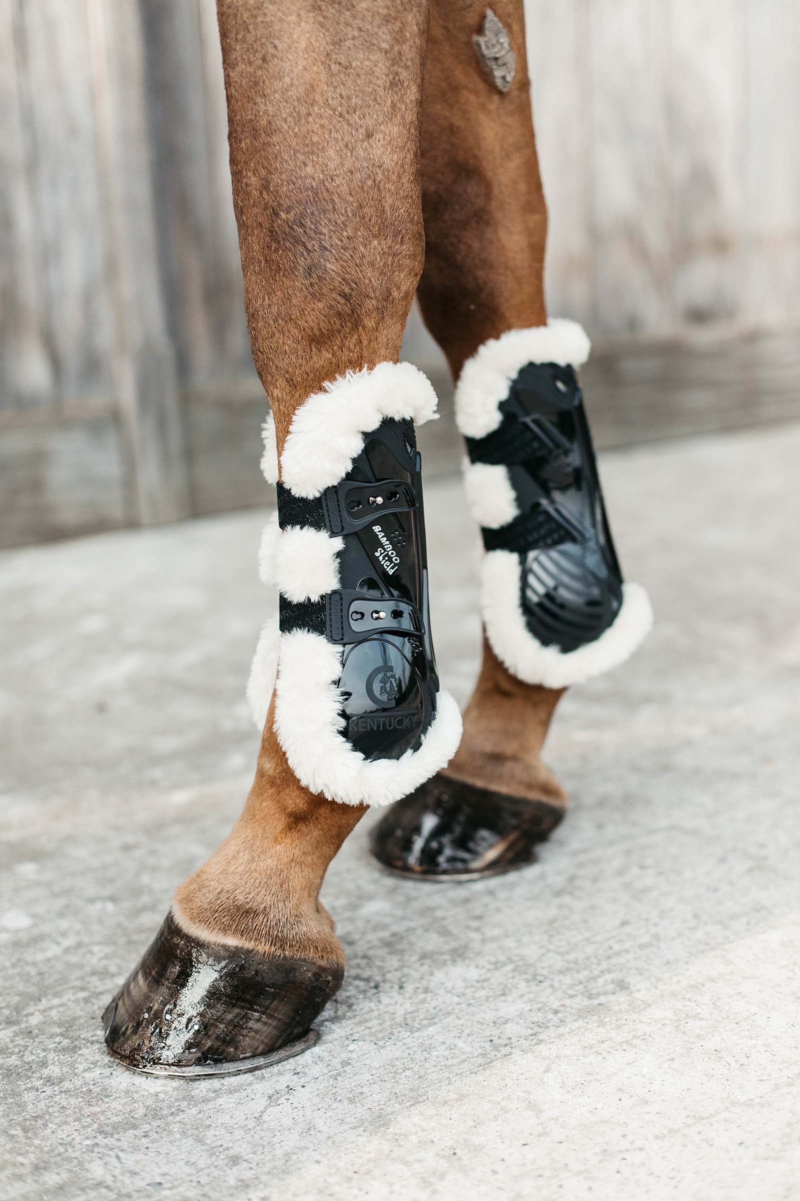 Kentucky Horsewear Bamboo Elastik Gamaschen mit veganem Lammfell Leg Protection & Hoof Protection for Horses