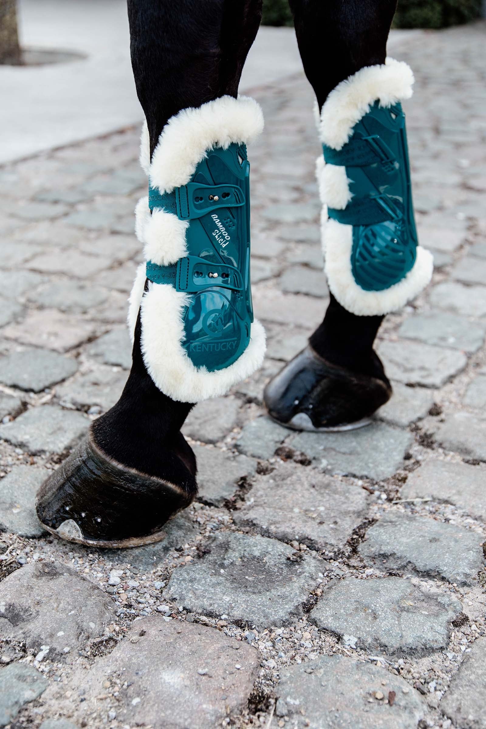 Kentucky Horsewear Bamboo Elastik Gamaschen mit veganem Lammfell Leg Protection & Hoof Protection for Horses