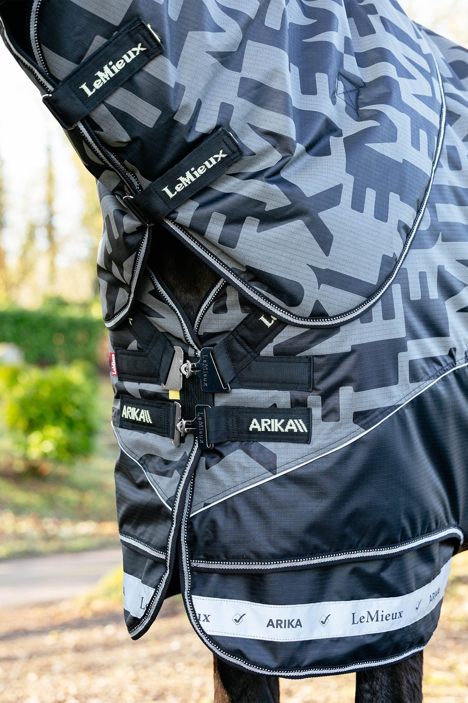 LeMieux Arika Reflective Turnout Rug With Detachable Neck, 100 g Horse Rugs