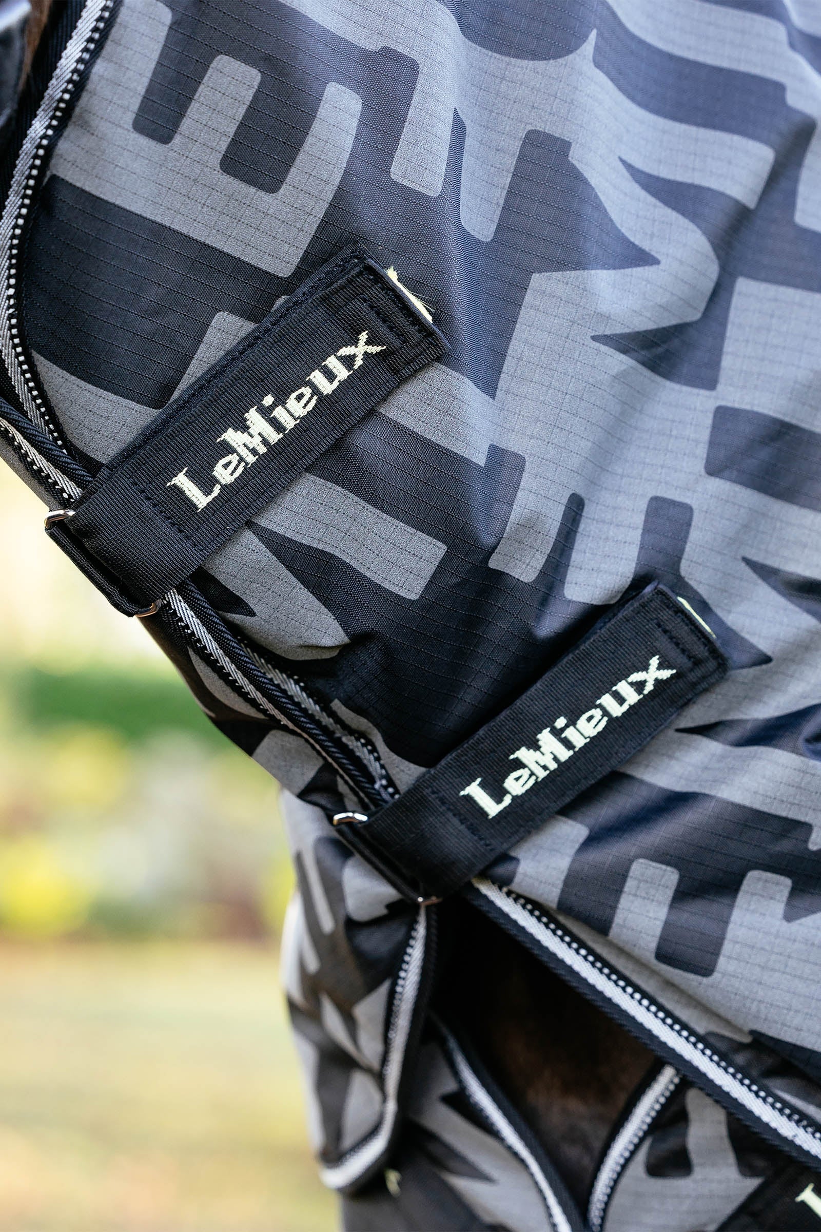 LeMieux Arika Reflective Turnout Rug With Detachable Neck, 100 g Horse Rugs